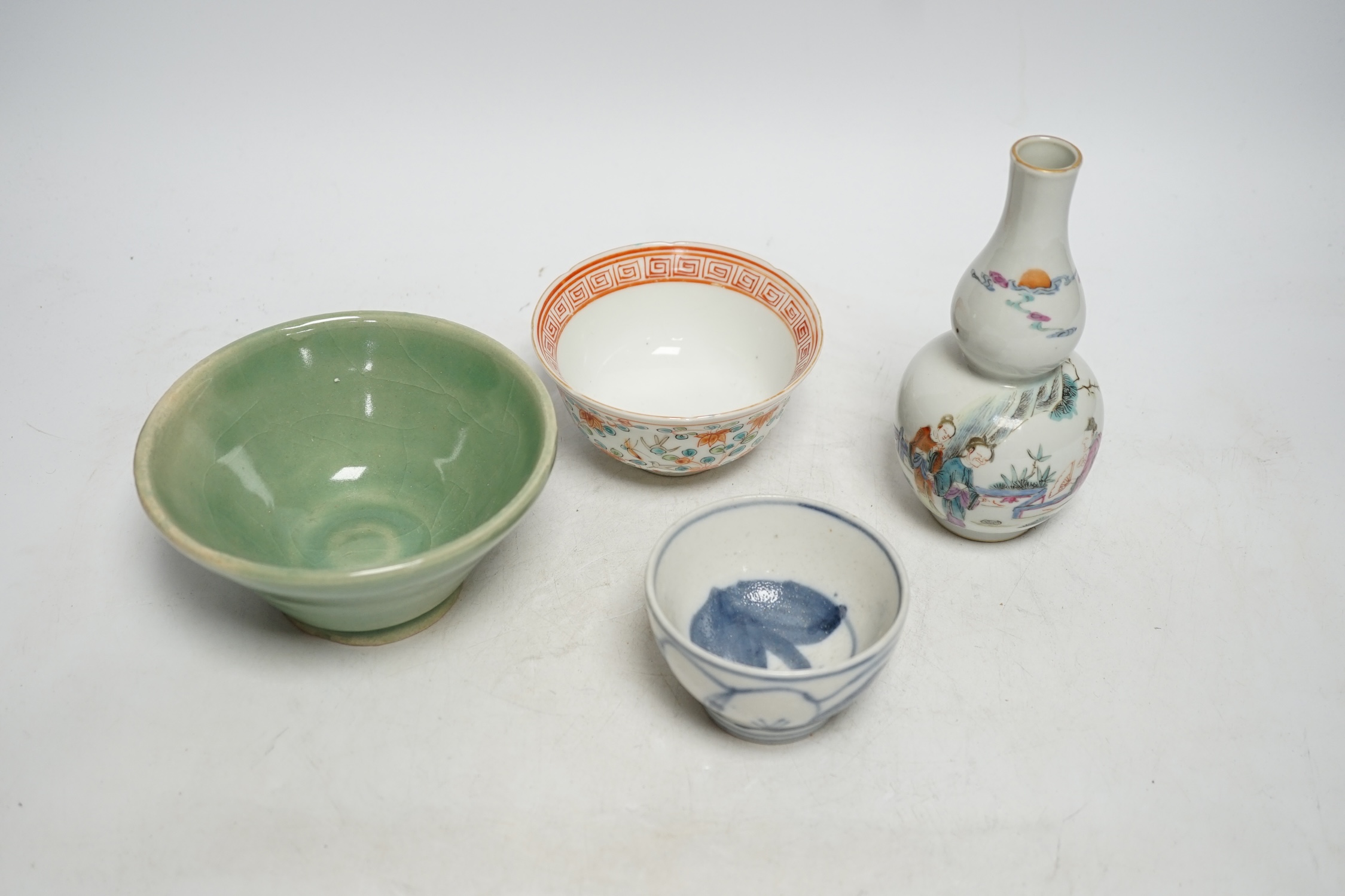 A Chinese famille rose double gourd vase and three bowls, tallest 16cm